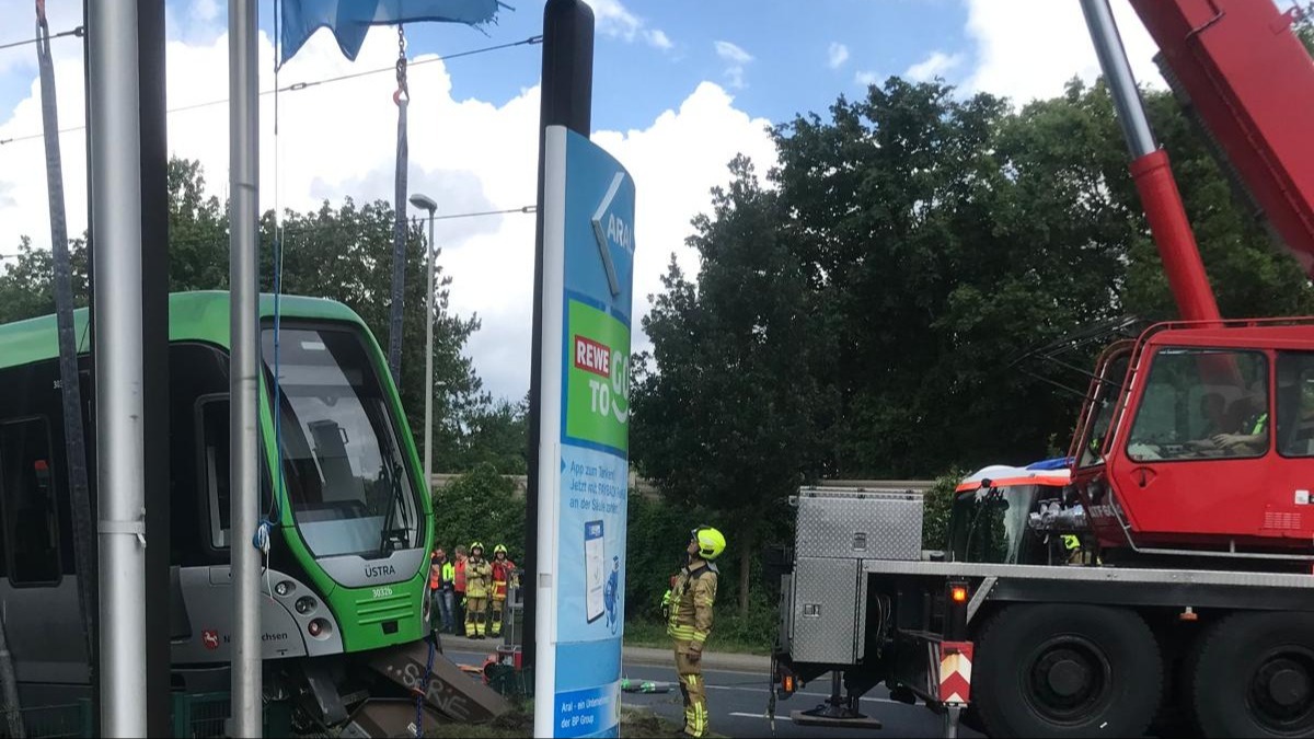 Stadtbahnzug nach Kollision mit Prellbock entgleist
